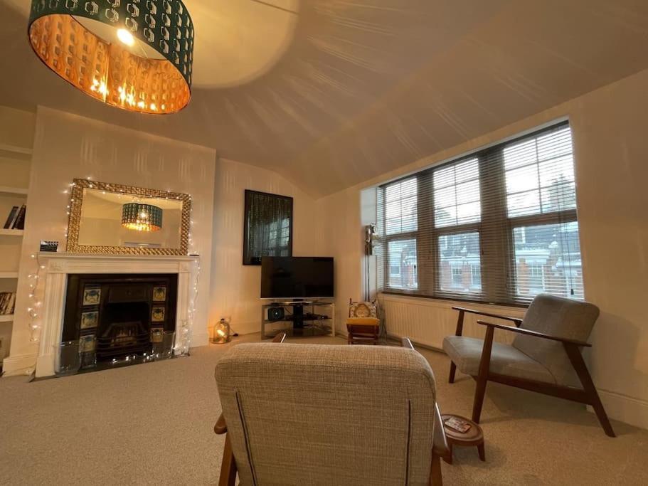 Spacious Two Bedroom Flat In Prestigious Highgate. London Exterior foto